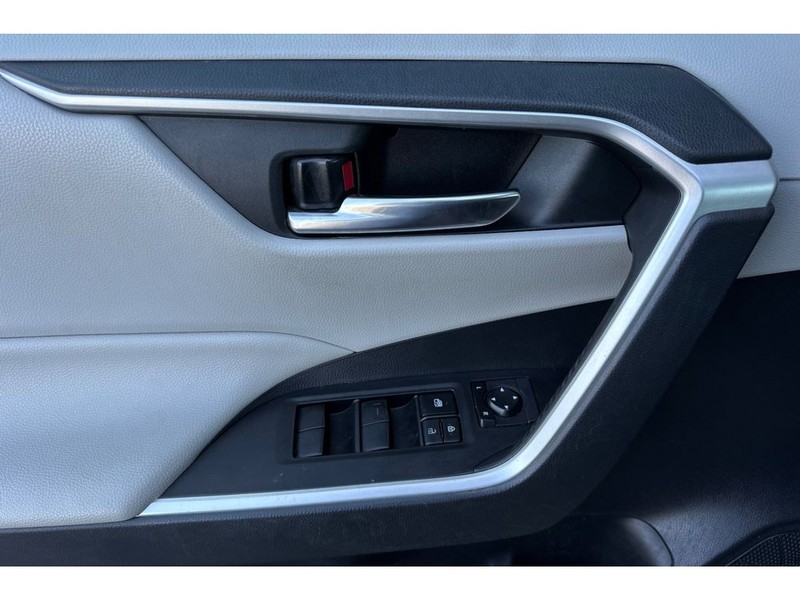 Toyota RAV4 Vehicle Full-screen Gallery Image 10