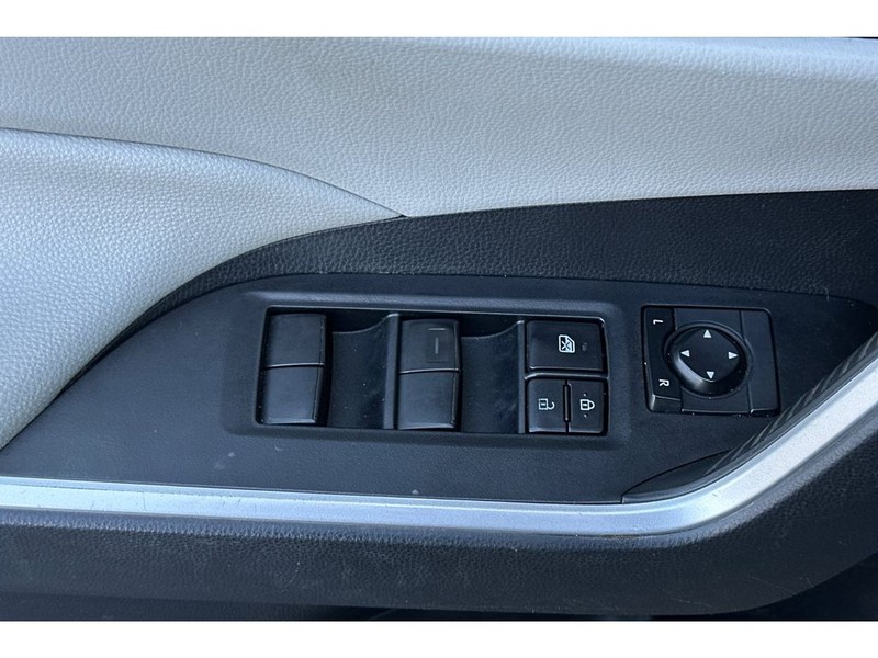 Toyota RAV4 Vehicle Full-screen Gallery Image 11