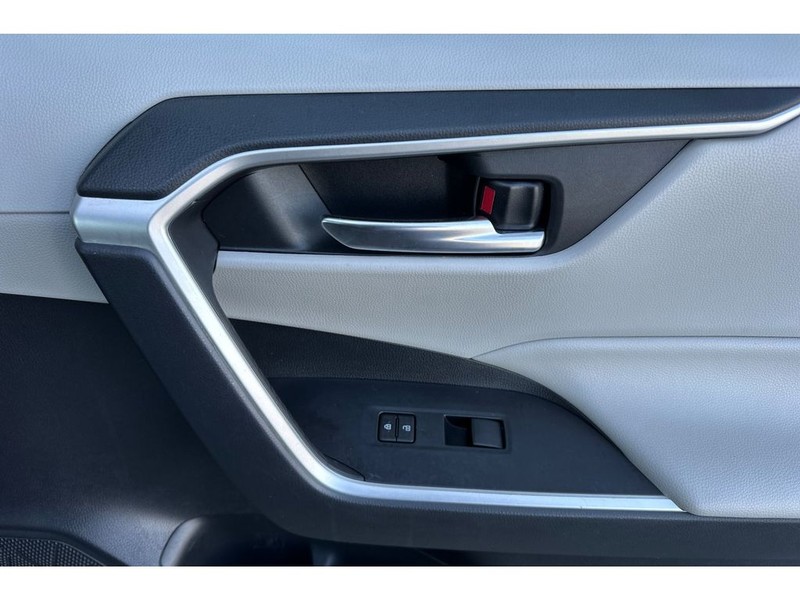 Toyota RAV4 Vehicle Full-screen Gallery Image 19