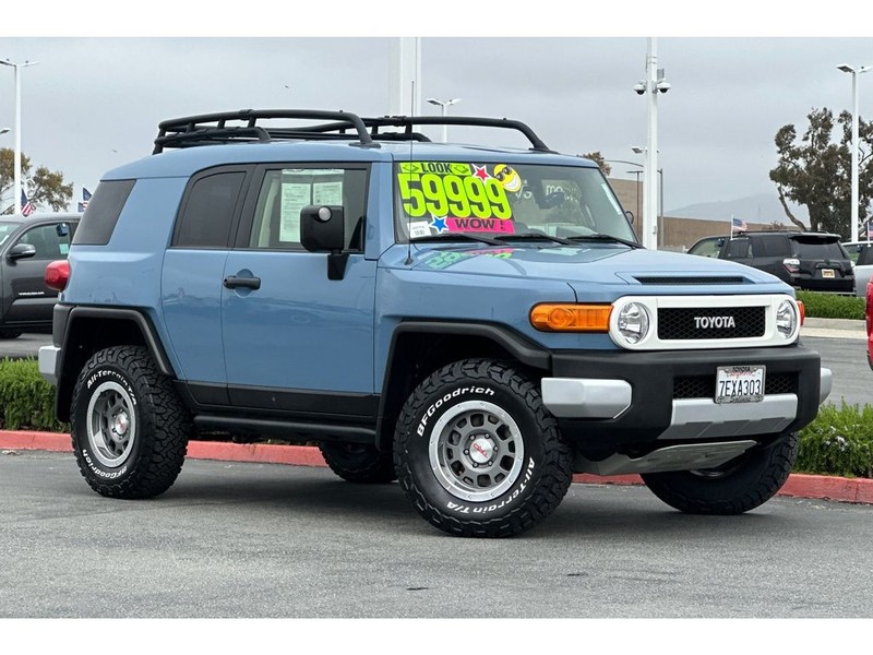 Toyota FJ Cruiser Vehicle Full-screen Gallery Image 02