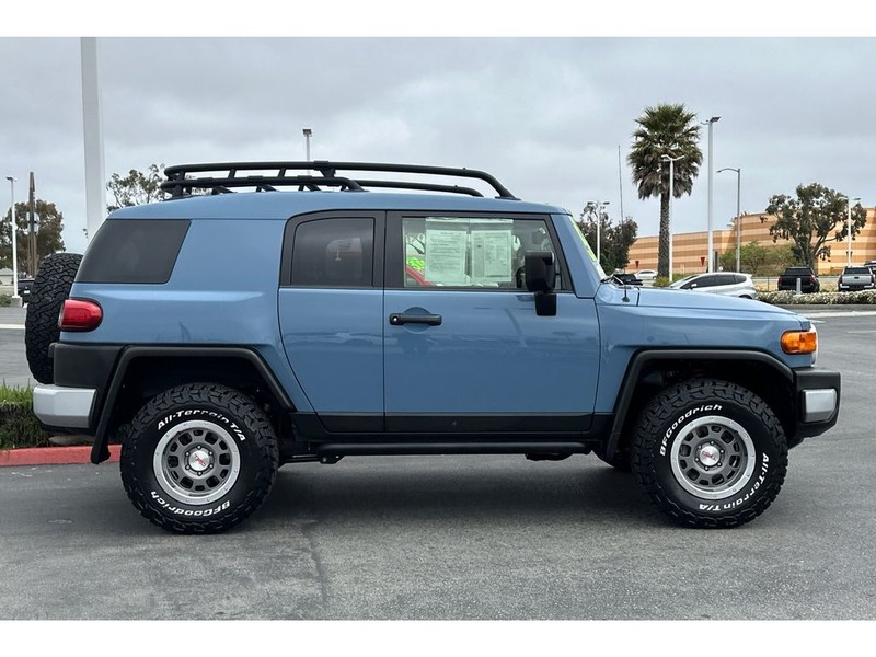 Toyota FJ Cruiser Vehicle Full-screen Gallery Image 03