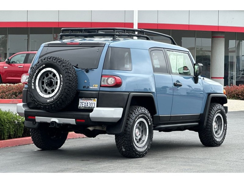 Toyota FJ Cruiser Vehicle Full-screen Gallery Image 04