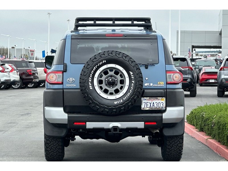 Toyota FJ Cruiser Vehicle Full-screen Gallery Image 05