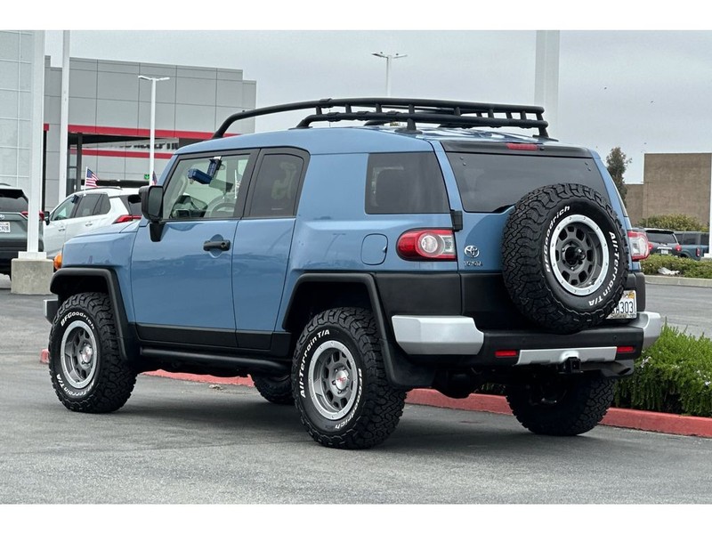 Toyota FJ Cruiser Vehicle Full-screen Gallery Image 06