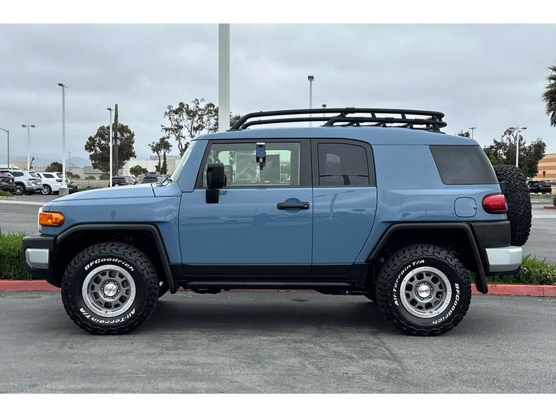 Toyota FJ Cruiser Vehicle Full-screen Gallery Image 07
