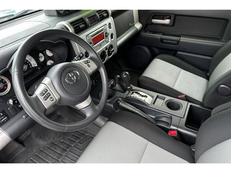 Toyota FJ Cruiser Vehicle Full-screen Gallery Image 10