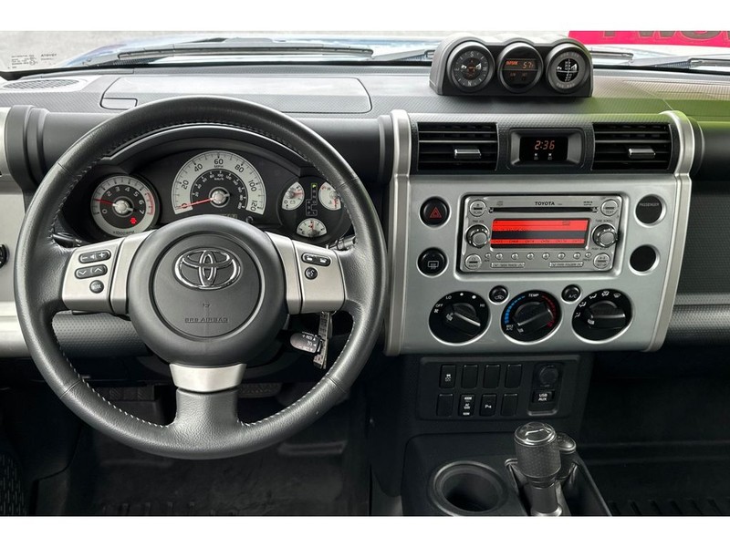 Toyota FJ Cruiser Vehicle Full-screen Gallery Image 15