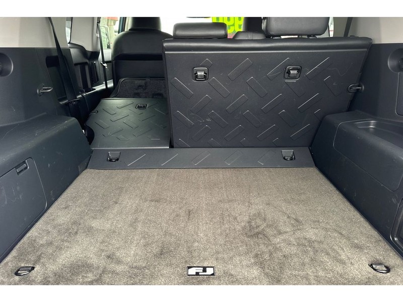 Toyota FJ Cruiser Vehicle Full-screen Gallery Image 16
