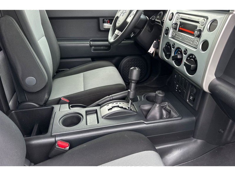 Toyota FJ Cruiser Vehicle Full-screen Gallery Image 17