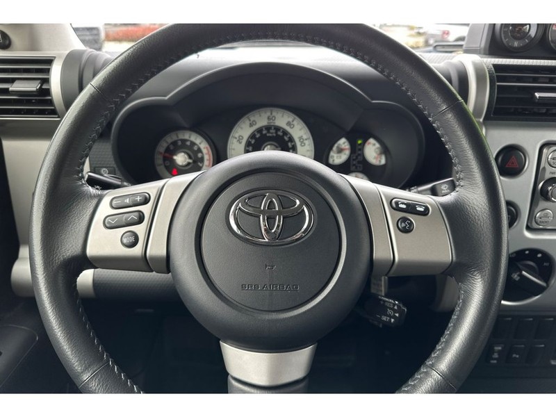 Toyota FJ Cruiser Vehicle Full-screen Gallery Image 24