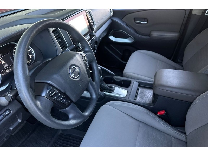 Nissan Frontier Vehicle Full-screen Gallery Image 10