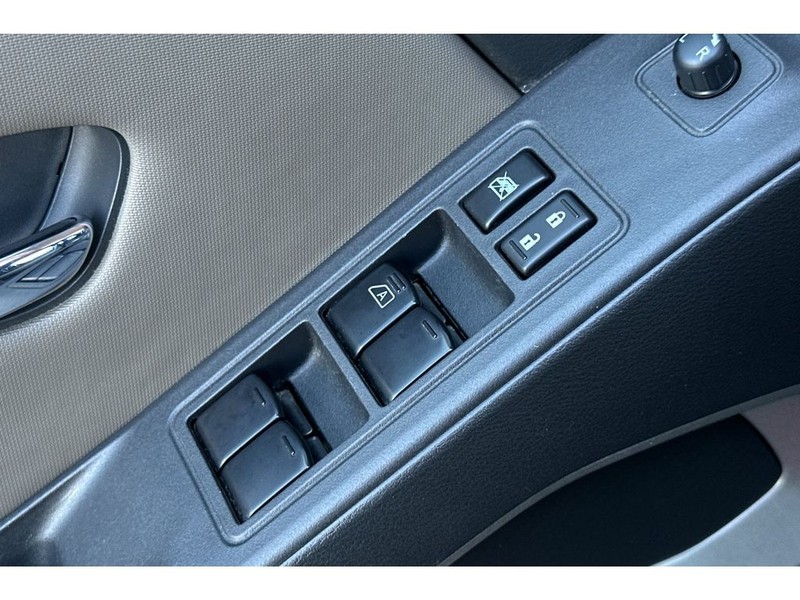 Nissan Frontier Vehicle Full-screen Gallery Image 12