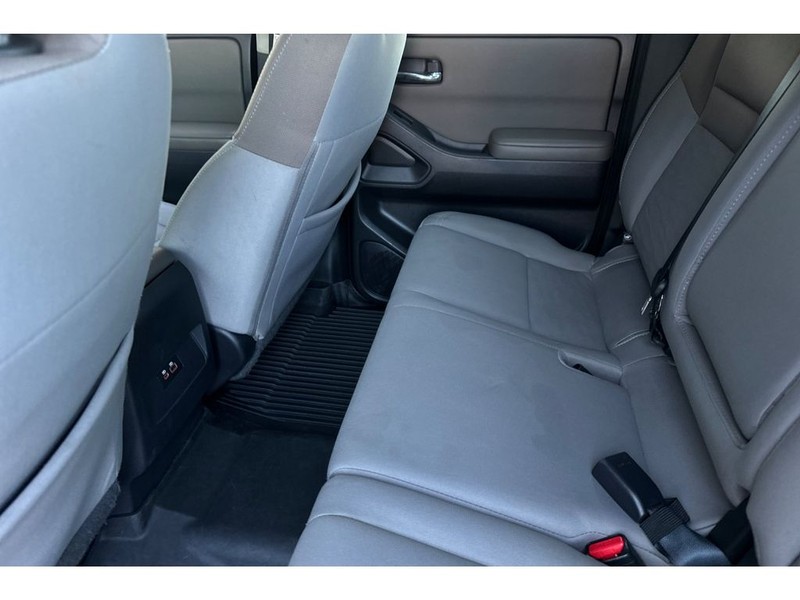 Nissan Frontier Vehicle Full-screen Gallery Image 13