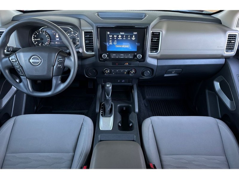 Nissan Frontier Vehicle Full-screen Gallery Image 14