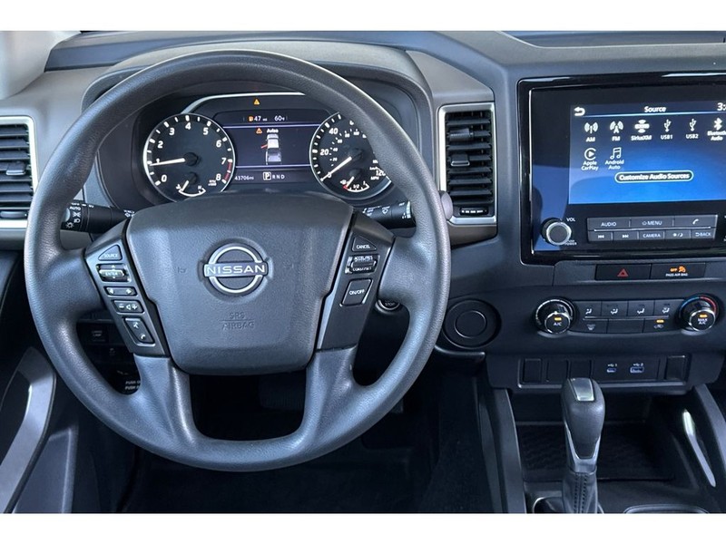 Nissan Frontier Vehicle Full-screen Gallery Image 15