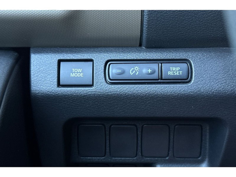 Nissan Frontier Vehicle Full-screen Gallery Image 29