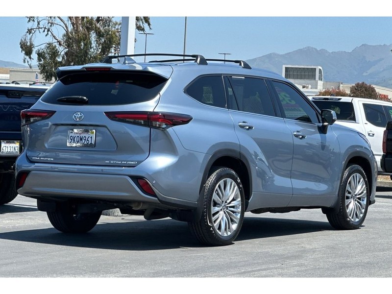 Toyota Highlander Vehicle Full-screen Gallery Image 04
