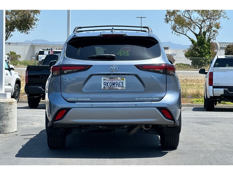 Toyota Highlander Vehicle Full-screen Gallery Image 05