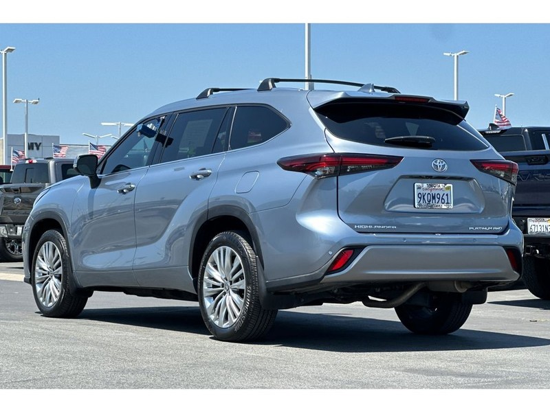 Toyota Highlander Vehicle Full-screen Gallery Image 06