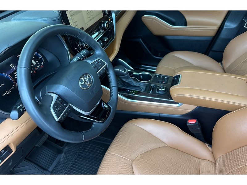 Toyota Highlander Vehicle Full-screen Gallery Image 10