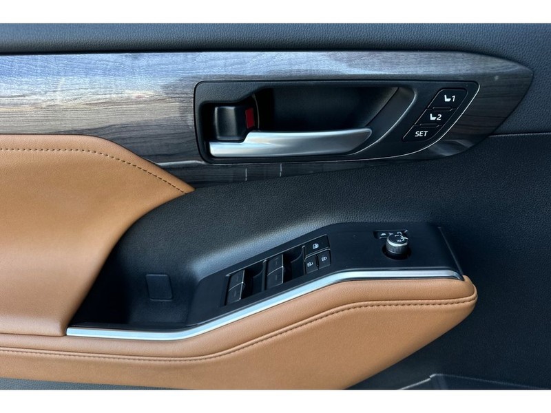 Toyota Highlander Vehicle Full-screen Gallery Image 11