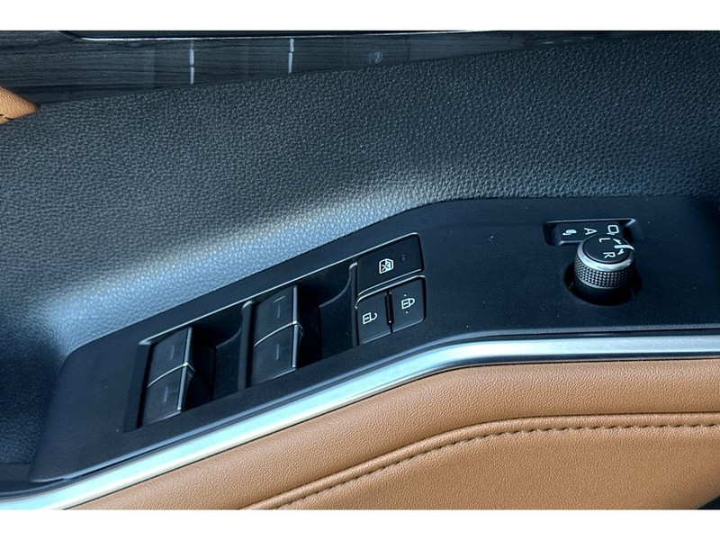 Toyota Highlander Vehicle Full-screen Gallery Image 12