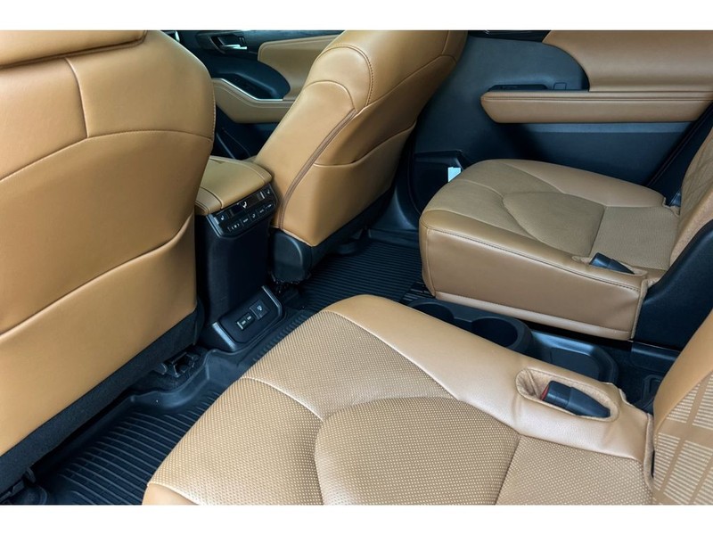 Toyota Highlander Vehicle Full-screen Gallery Image 13
