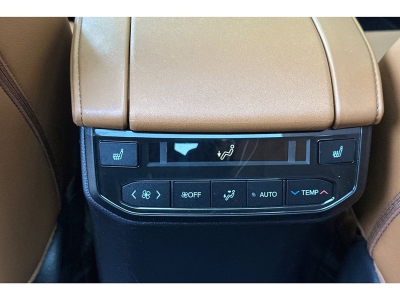 Toyota Highlander Vehicle Full-screen Gallery Image 14