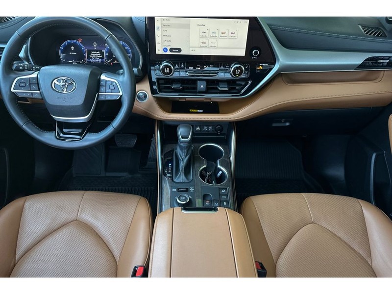 Toyota Highlander Vehicle Full-screen Gallery Image 15