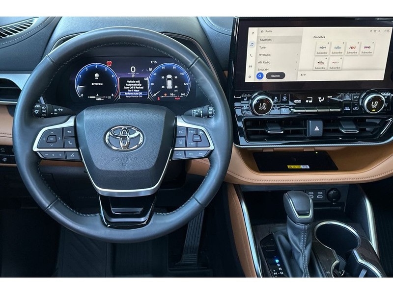 Toyota Highlander Vehicle Full-screen Gallery Image 16