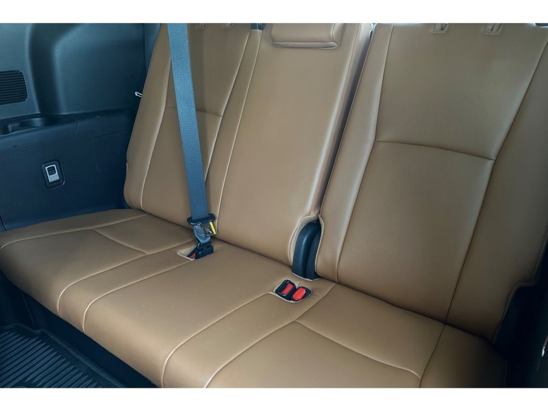 Toyota Highlander Vehicle Full-screen Gallery Image 17