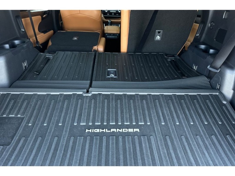 Toyota Highlander Vehicle Full-screen Gallery Image 18