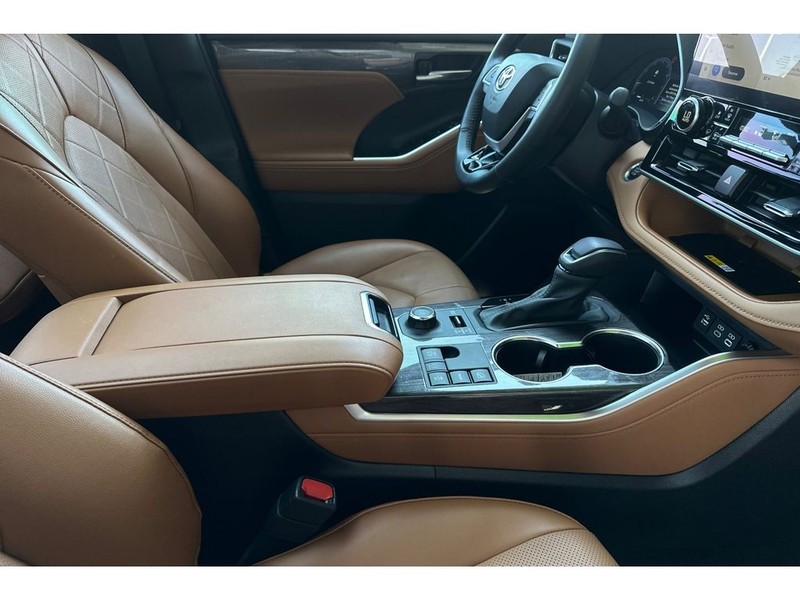 Toyota Highlander Vehicle Full-screen Gallery Image 19