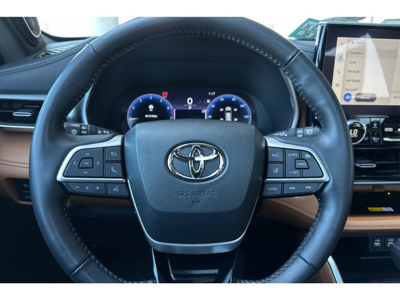 Toyota Highlander Vehicle Full-screen Gallery Image 28