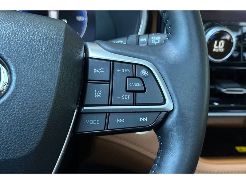 Toyota Highlander Vehicle Full-screen Gallery Image 30