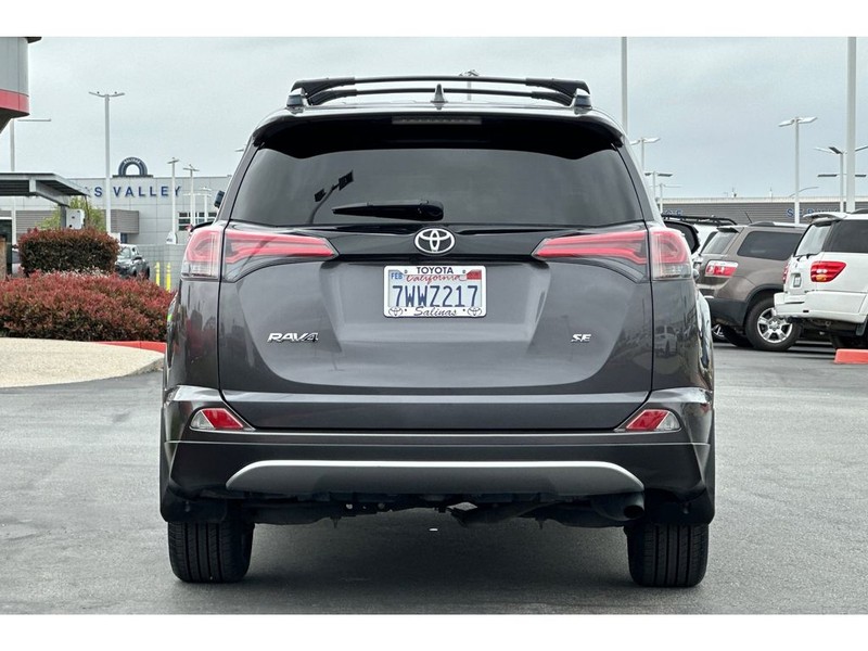 Toyota RAV4 Vehicle Full-screen Gallery Image 05