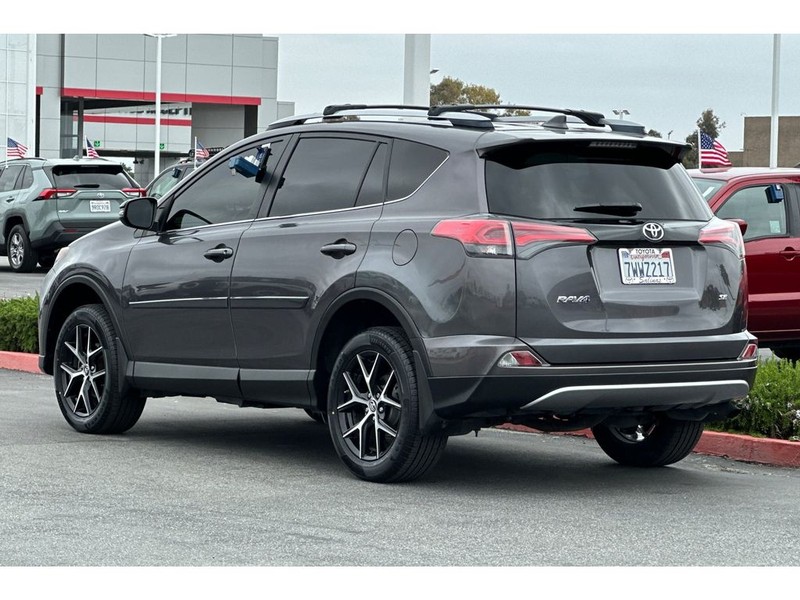 Toyota RAV4 Vehicle Full-screen Gallery Image 06