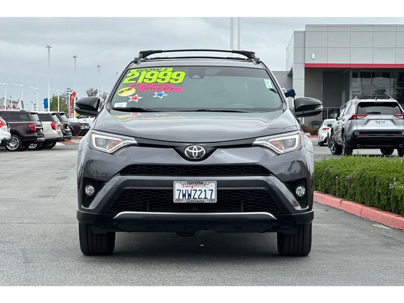 Toyota RAV4 Vehicle Full-screen Gallery Image 09