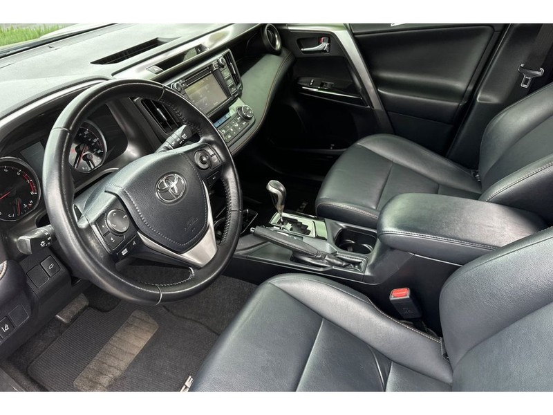 Toyota RAV4 Vehicle Full-screen Gallery Image 10