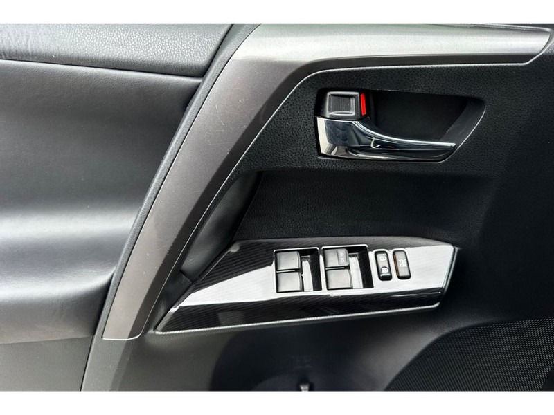 Toyota RAV4 Vehicle Full-screen Gallery Image 11
