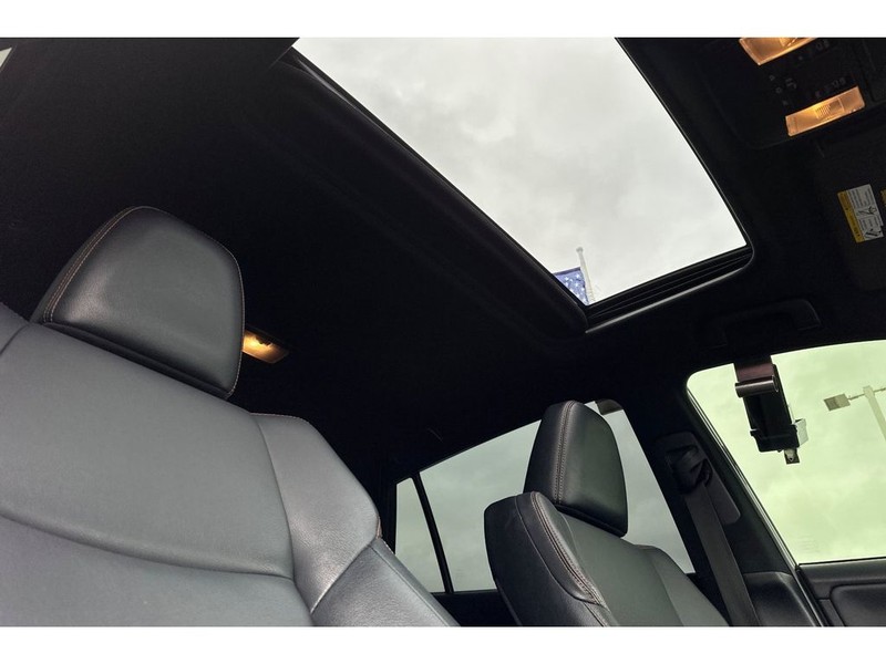 Toyota RAV4 Vehicle Full-screen Gallery Image 18