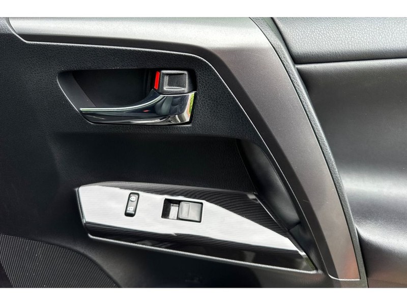 Toyota RAV4 Vehicle Full-screen Gallery Image 19