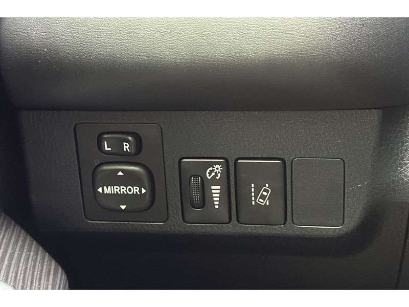 Toyota RAV4 Vehicle Full-screen Gallery Image 30