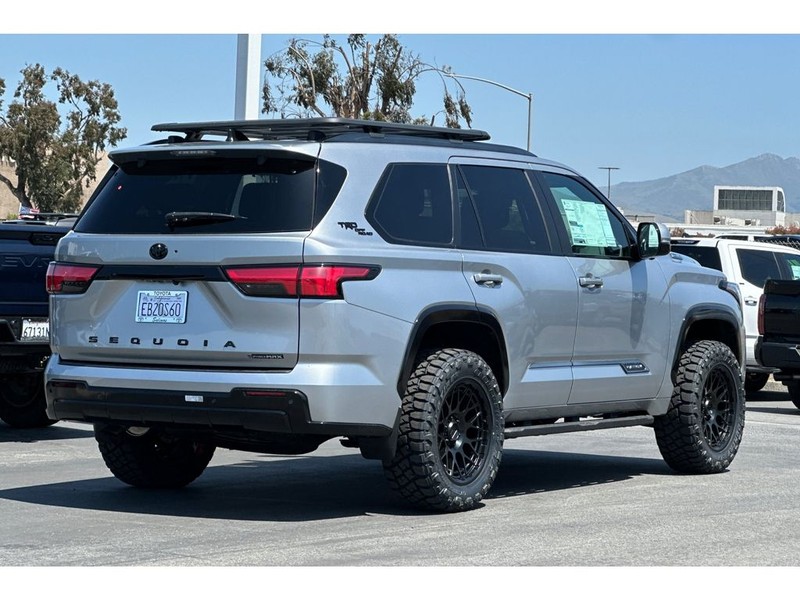 Toyota Sequoia Vehicle Full-screen Gallery Image 04