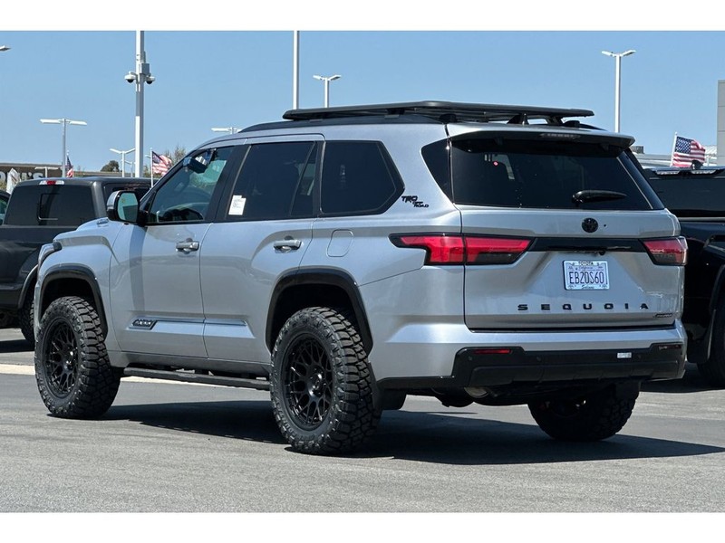 Toyota Sequoia Vehicle Full-screen Gallery Image 06