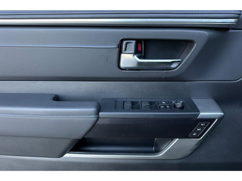 Toyota Sequoia Vehicle Full-screen Gallery Image 11