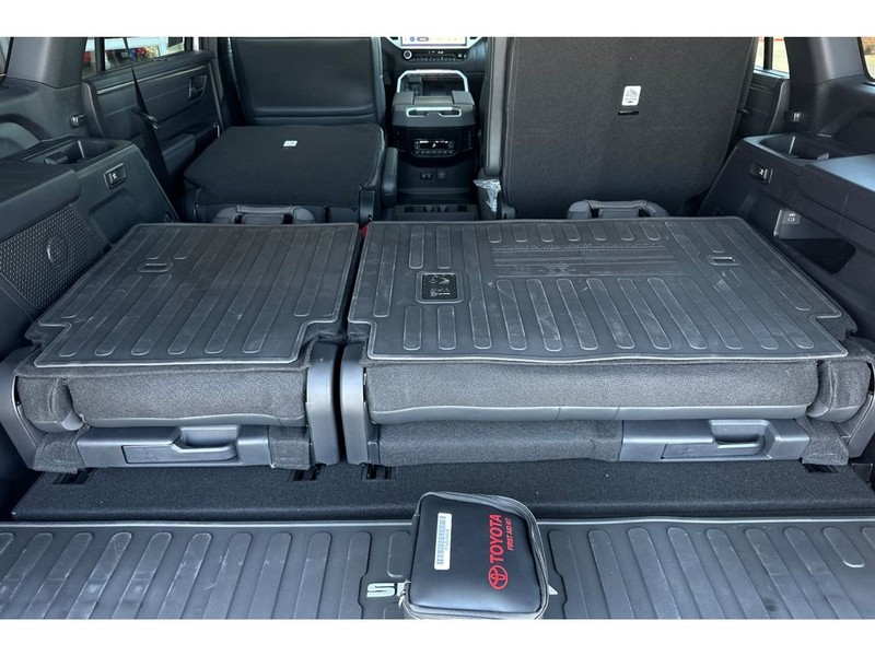 Toyota Sequoia Vehicle Full-screen Gallery Image 18