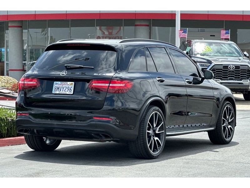 Mercedes-Benz GLC Vehicle Full-screen Gallery Image 04
