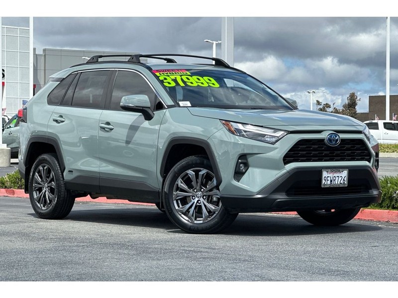 Toyota RAV4 Vehicle Full-screen Gallery Image 02