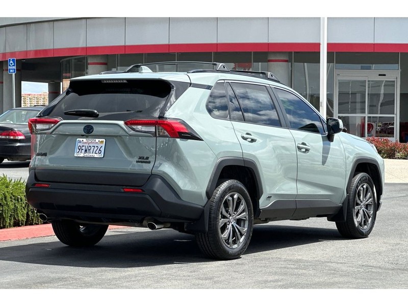 Toyota RAV4 Vehicle Full-screen Gallery Image 04